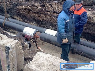 Se demuestra el proceso de soldadura. Se demuestra el proceso de soldadura.