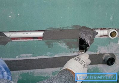 Se demuestra el proceso de incrustación en la pared. Se demuestra el proceso de incrustación en la pared.