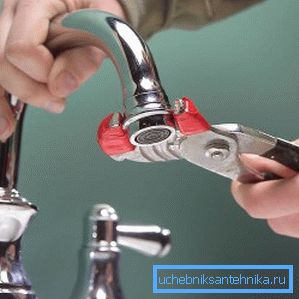 Desmontaje del aireador para la limpieza. Desmontaje del aireador para la limpieza.