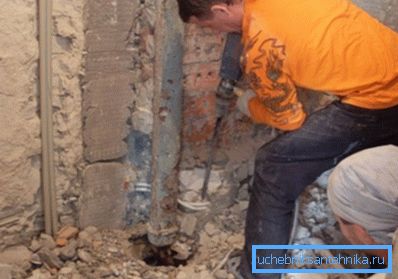 Desmontaje de tuberías de alcantarillado de fundición en el piso.