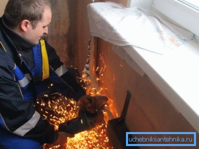 Desmantelando la antigua calefacción. Desmantelando la antigua calefacción.