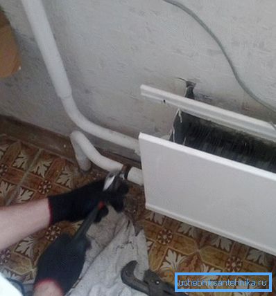 Desmontaje del antiguo radiador con llaves.