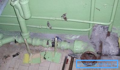 Desmontar una alcantarilla vieja puede ser muy difícil. Desmontar una alcantarilla vieja puede ser muy difícil.