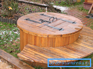 La construcción en madera del sistema de contención junto con la tapa. La construcción en madera del sistema de contención junto con la tapa.