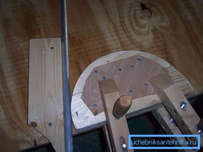 Dispositivo de madera para perfil curvado y tubos redondos. Dispositivo de madera para perfil curvado y tubos redondos.