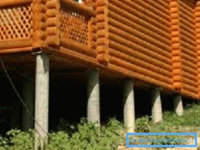 Casa de madera crea una carga relativamente pequeña en la base. Casa de madera crea una carga relativamente pequeña en la base.