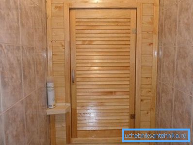 Gabinete de madera. La pared está hecha de tablilla, la puerta está hecha de listones delgados. Gabinete de madera. La pared está hecha de tablilla, la puerta está hecha de listones delgados.