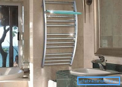 Los soportes para toallas difieren en forma y tamaño, así como la posibilidad de instalar estantes para accesorios de baño Los soportes para toallas difieren en forma y tamaño, así como la posibilidad de instalar estantes para accesorios de baño