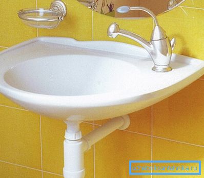 El fregadero para bebés encaja perfectamente en el interior del baño del apartamento.