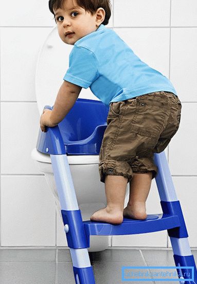 El asiento del inodoro para niños con un escalón facilita que el niño use la taza del inodoro El asiento del inodoro para niños con un escalón facilita que el niño use la taza del inodoro