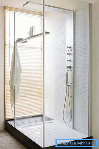 Diseño del baño con ducha de pared con base baja Diseño del baño con ducha de pared con base baja