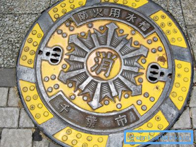 Funda de diseño con cerraduras en los laterales.