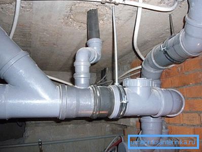 Para que el sistema de alcantarillado funcione, debe instalar los elementos correctos en las juntas y mantener la pendiente deseada. Para que el sistema de alcantarillado funcione, debe instalar los elementos correctos en las juntas y mantener la pendiente deseada.