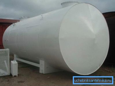 Para el almacenamiento de combustible diesel, necesita un tanque bastante espacioso. Para el almacenamiento de combustible diesel, necesita un tanque bastante espacioso.