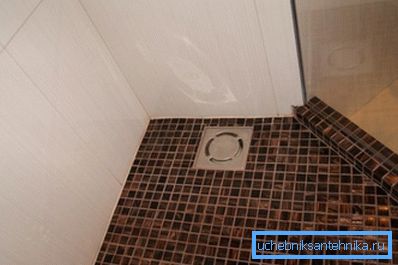 Para cabinas sin palet, use un desagüe de ducha en el piso. Para cabinas sin palet, use un desagüe de ducha en el piso.