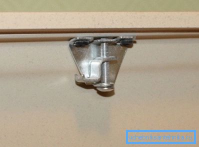 Para la fijación usar clips especiales. Para la fijación usar clips especiales.