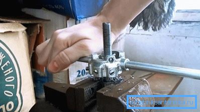 Para roscar la pieza de trabajo debe estar firmemente fijada. Para roscar la pieza de trabajo debe estar firmemente fijada.