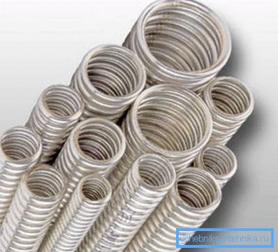 Para algunos tipos de trabajo, todavía se utilizan materiales metálicos, ya que además realizan la función de un tipo de pantalla, eliminando el efecto de las corrientes parásitas. Para algunos tipos de trabajo, todavía se utilizan materiales metálicos, ya que además realizan la función de un tipo de pantalla, eliminando el efecto de las corrientes parásitas.