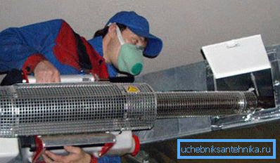 La limpieza puede requerir equipo especializado que puede requerir ciertas habilidades para manejarlo.