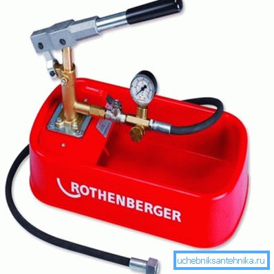 Se puede usar una bomba de mano con un manómetro para la prueba de presión con un circuito apagado. Se puede usar una bomba de mano con un manómetro para la prueba de presión con un circuito apagado.