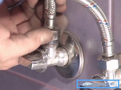 Se usa una manguera para conectar el inodoro al suministro de agua. Se usa una manguera para conectar el inodoro al suministro de agua.