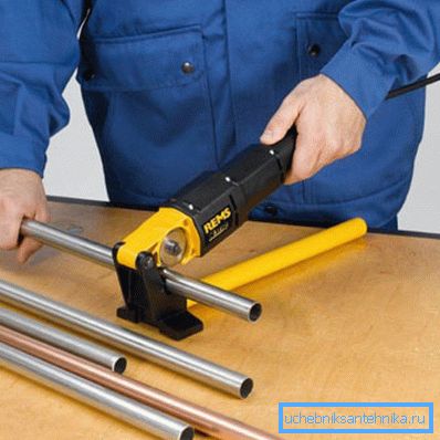 Para cortar tubos galvanizados es mejor usar equipos especiales. Para cortar tubos galvanizados es mejor usar equipos especiales.