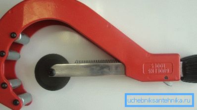 Para cortar tubos es mejor utilizar una herramienta especial. Para cortar tubos es mejor utilizar una herramienta especial.