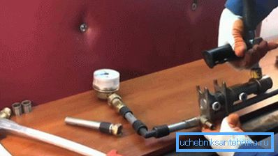 Para el trabajo es mejor usar una herramienta de marca. Para el trabajo es mejor utilizar una herramienta propietaria.