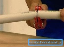 Para trabajar con materiales de este tipo, vale la pena comprar tijeras especiales que permitan cortar casi perfectamente sin dejar rebabas. Para trabajar con materiales de este tipo, vale la pena comprar tijeras especiales que permitan cortar casi perfectamente sin dejar rebabas.