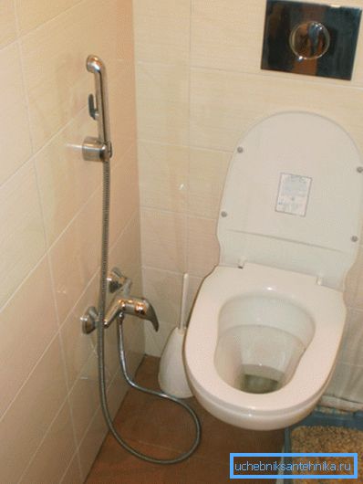 Para el saneamiento vale la pena instalar un dispositivo especial. Para el saneamiento vale la pena instalar un dispositivo especial.