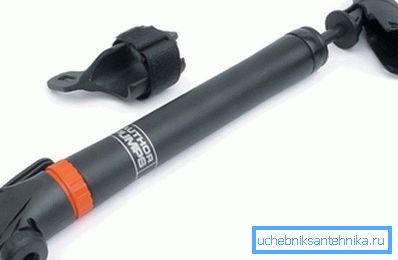 Puede usar una bomba de bicicleta normal para crear un exceso de presión: esto hará que nuestro lavabo no sea volátil.