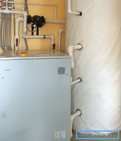 Se puede usar un acumulador de calor para estabilizar la temperatura del agua corriente. Se puede usar un acumulador de calor para estabilizar la temperatura del agua corriente.