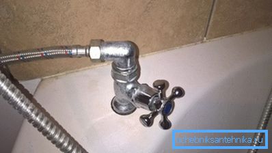 Para una instalación estacionaria de un calentador de flujo, monté un grifo separado con un casquillo de cerámica en el borde del baño. Para una instalación estacionaria de un calentador de flujo, monté un grifo separado con un casquillo de cerámica en el borde del baño.