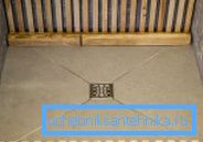 Para mayor comodidad y uso cuando se utiliza en áreas suburbanas, los pasillos de madera a menudo se colocan en la superficie, en cuyo caso también necesitará un antiséptico para el piso de la ducha: la madera necesita protección especial Para mayor comodidad y uso cuando se utiliza en áreas suburbanas, los pasillos de madera a menudo se colocan en la superficie, en cuyo caso también necesitará un antiséptico para el piso de la ducha: la madera necesita protección especial