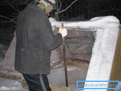 Conseguir agua en el invierno de esta manera no es lo más agradable. Conseguir agua en el invierno de esta manera no es lo más agradable.