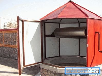 La casa para el pozo de perfil metálico. La casa para el pozo de perfil metálico.
