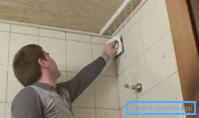 La ventilación adicional ayudará no solo a deshacerse de la humedad en los accesorios de plomería, sino que también acelerará el proceso de desgaste del baño. La ventilación adicional ayudará no solo a deshacerse de la humedad en los accesorios de plomería, sino que también acelerará el proceso de desgaste del baño.