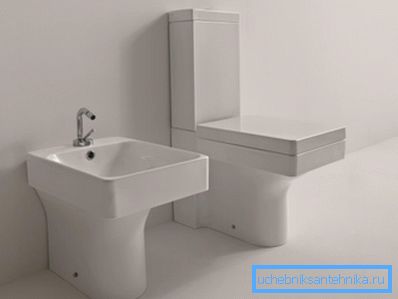 Muy a menudo, estos suministros incluyen un bidé bajo, que es esencialmente un lavabo bajo o una pequeña bañera. Muy a menudo, estos suministros incluyen un bidé bajo, que es esencialmente un lavabo bajo o una pequeña bañera.