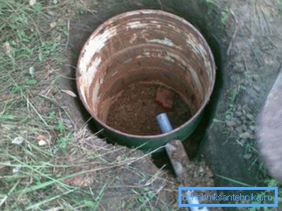 Drenaje para drenar el agua en la ducha en un sitio del país Drenaje para drenar el agua en la ducha en un sitio del país