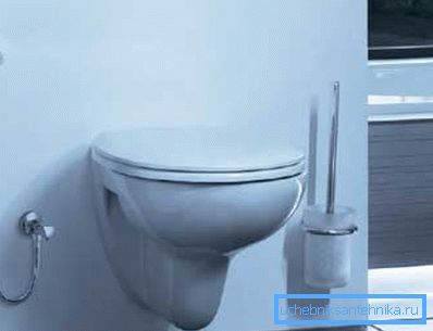 La ducha del bidet en el inodoro te permite ahorrar espacio. La ducha del bidet en el inodoro te permite ahorrar espacio.