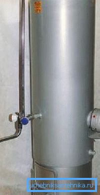Ducha para dar sobre la madera - uno de los métodos de calentamiento de agua. Ducha para dar sobre la madera - uno de los métodos de calentamiento de agua.