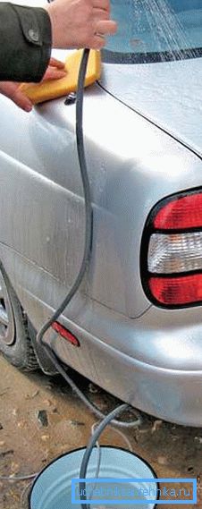 La ducha se puede utilizar para lavar el coche. La ducha se puede utilizar para lavar el coche.
