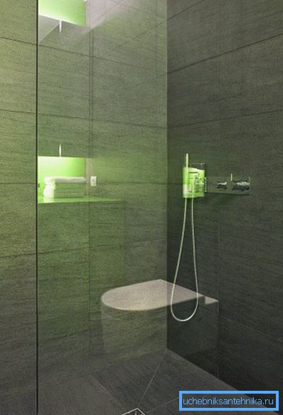Ducha con desagüe de piso cerámico. Ducha con desagüe de piso cerámico.