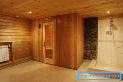 Ducha para el baño en la casa de campo es necesario para un lavado cómodo. Ducha para el baño en la casa de campo es necesario para un lavado cómodo.