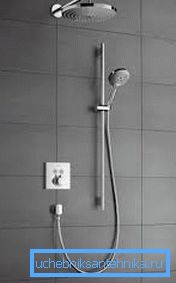 Un juego de ducha con una ducha fija que sale de una pared o techo parece muy elegante y original. Un juego de ducha con una ducha fija que sale de una pared o techo parece muy elegante y original.