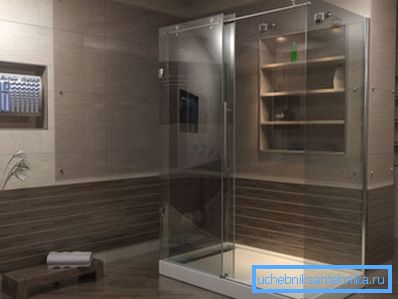Ducha con una base baja de 120x90 en el interior de un baño moderno. Ducha con una base baja de 120x90 en el interior de un baño moderno.