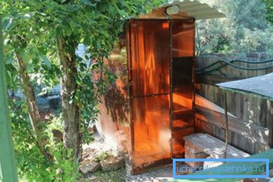 Cabina de ducha escondida detrás de un árbol Cabina de ducha escondida detrás de un árbol
