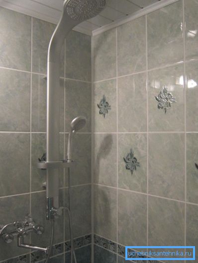 Sistema de ducha con ducha de lluvia y batidora en el apartamento. Sistema de ducha con ducha de lluvia y batidora en el apartamento.