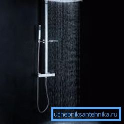 Un conjunto de ducha de lluvia es muy fácil de distinguir por el gran tamaño de la regadera superior. Un conjunto de ducha de lluvia es muy fácil de distinguir por el gran tamaño de la regadera superior.