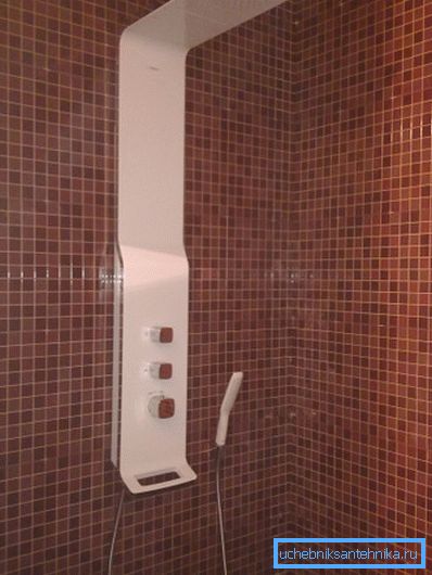 El set de ducha con la regadera superior tiene el diseño más futurista, pero la funcionalidad no se ve afectada por ello. El set de ducha con la regadera superior tiene el diseño más futurista, pero la funcionalidad no se ve afectada por ello.